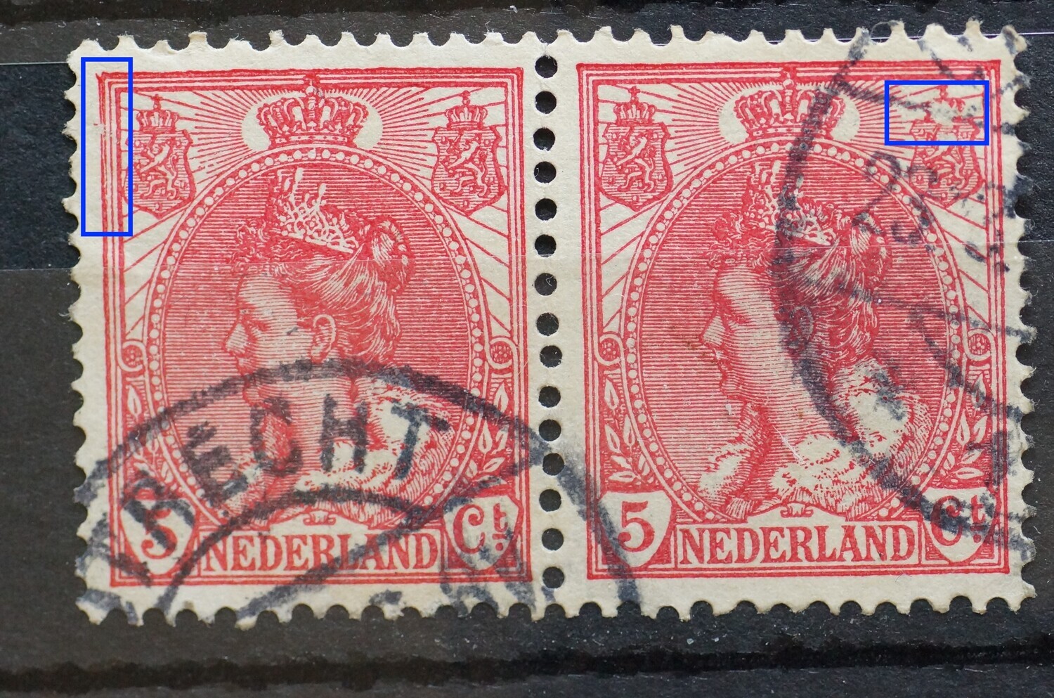 NVPH 60 (paar) - gespleten kaderlijn naast linker wapenschild (linker zegel) en grote witte vlek in rechter wapenschild (rechter zegel)
