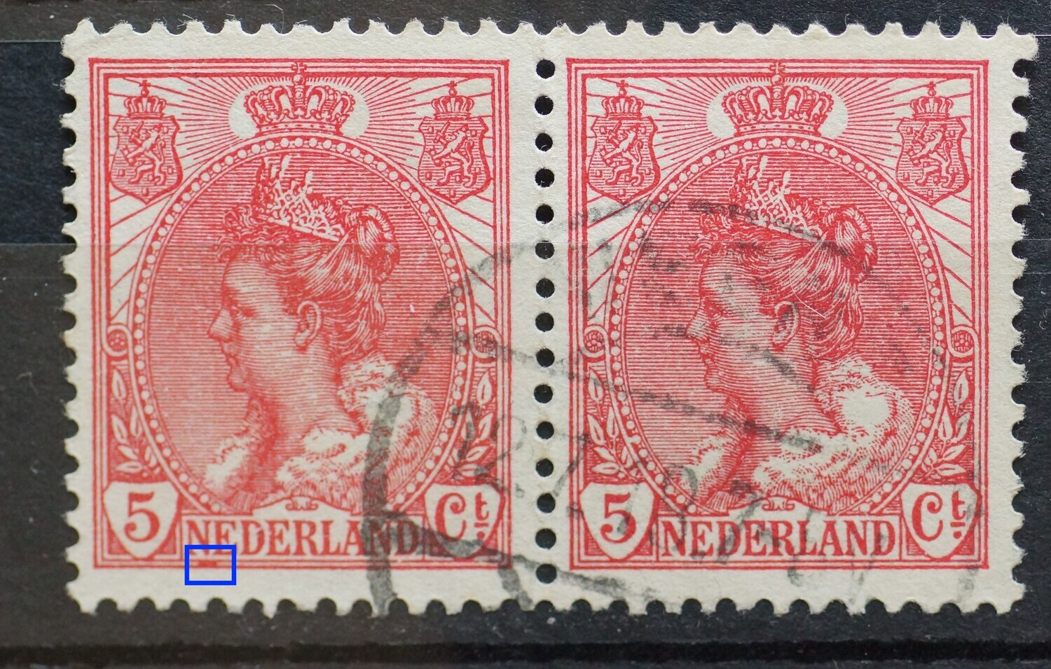 NVPH 60 (paar) - rode vlek tussen kaderlijnen onder NE van NEDERLAND (linker zegel)