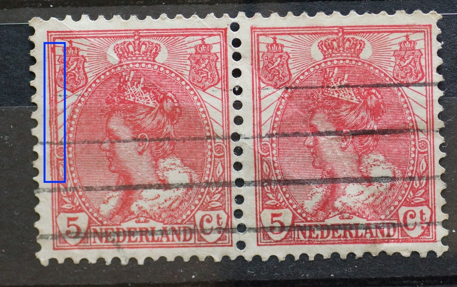 NVPH 60 (paar) - beschadigde kaderlijn links (linker zegel)