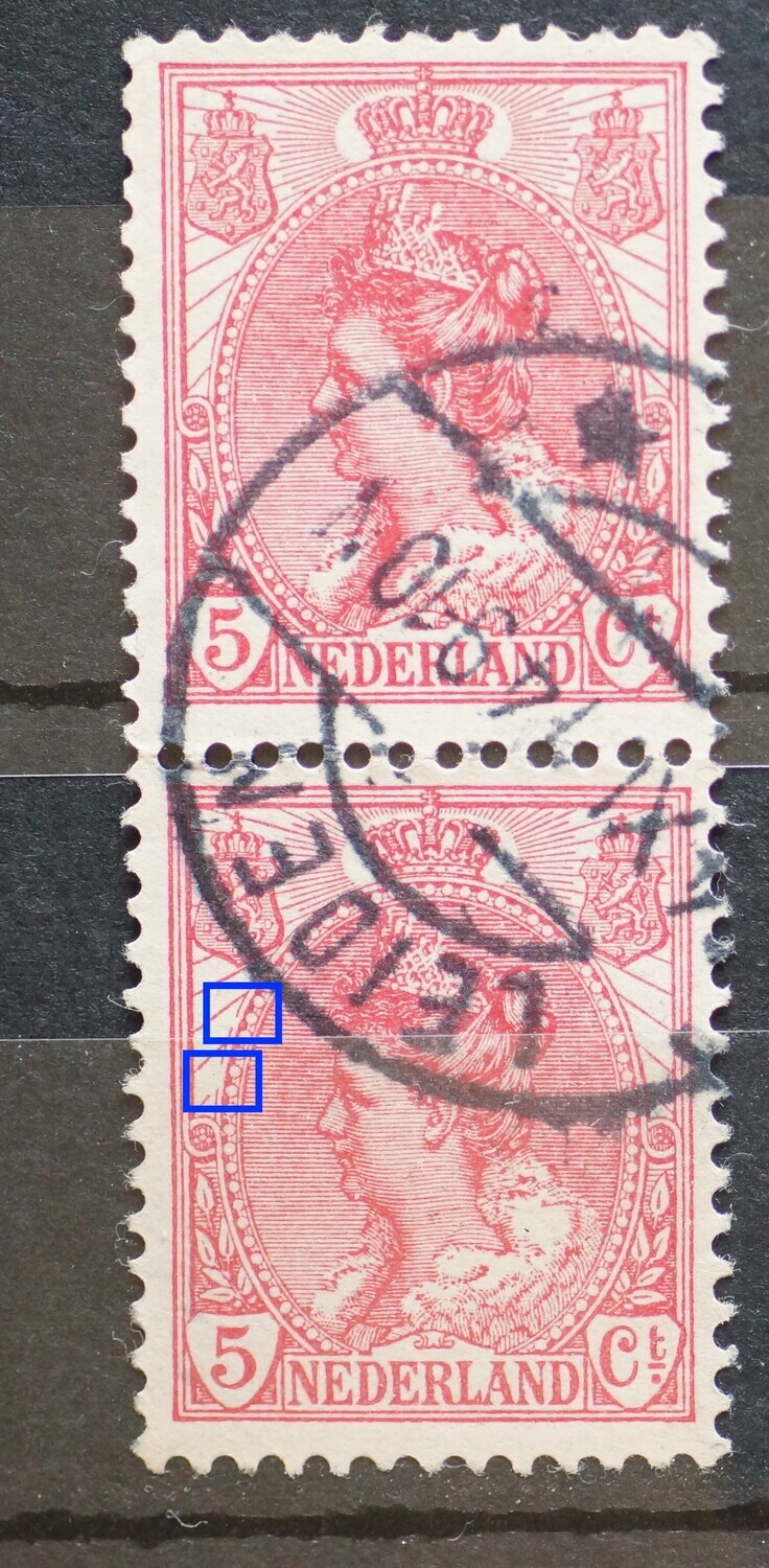 NVPH 60 (paar) - breuk in straal naast rechter wapenschild (bovenste zegel) en breuken in rand medaillon links (onderste zegel).