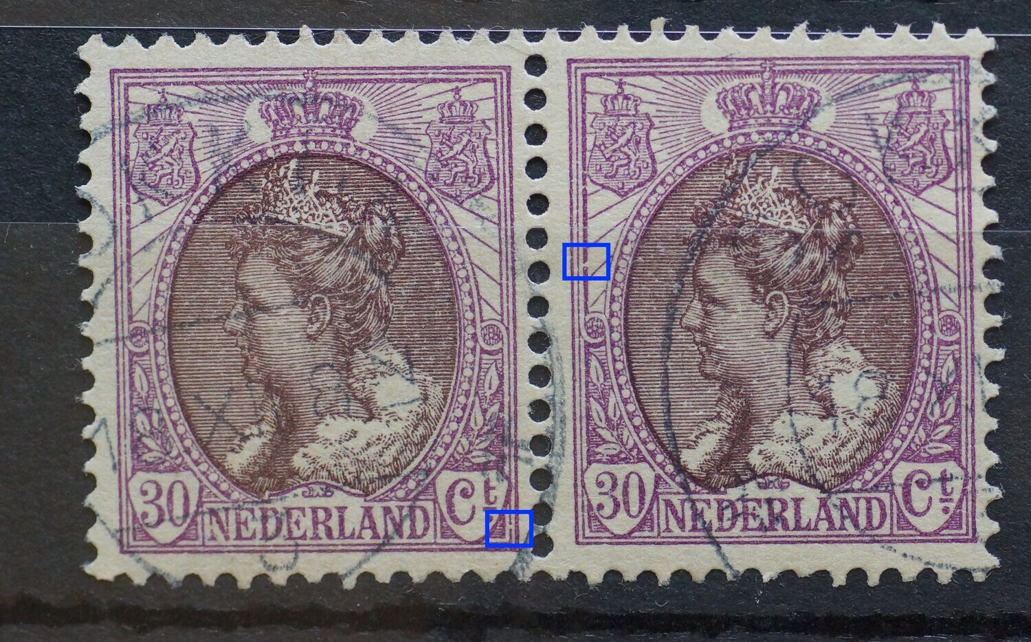 NVPH 72 (paar) - breuk in kaderlijn rechts, onder (linker zegel) en breuk in kaderlijn links (rechter zegel)