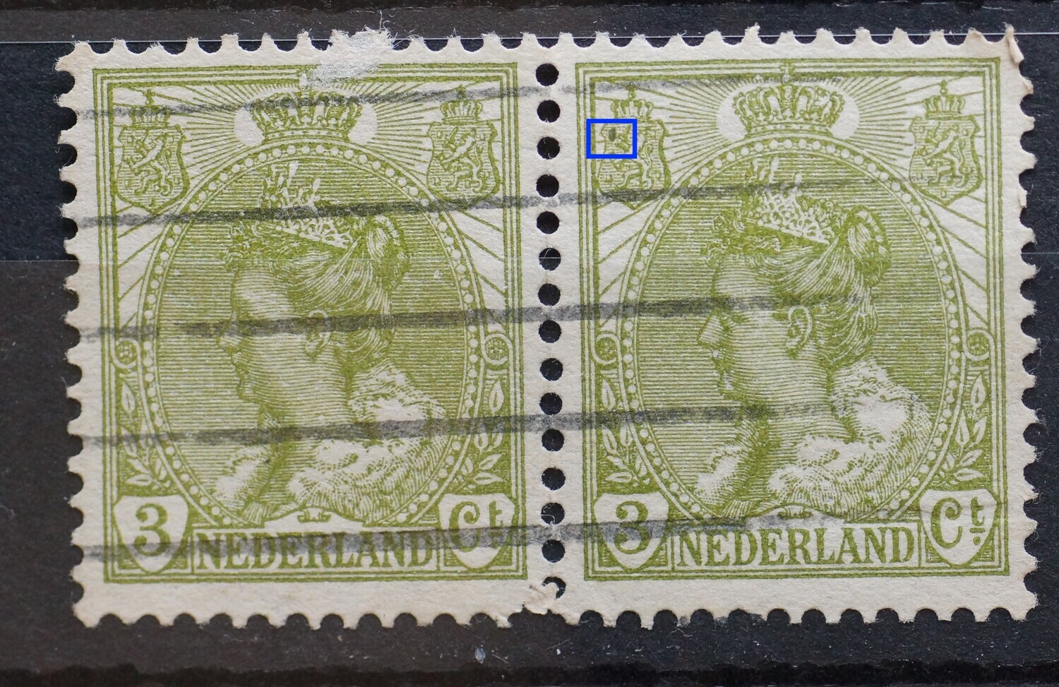 NVPH 57 (paar) groene vlek in linker wapenschild (rechter zegel)