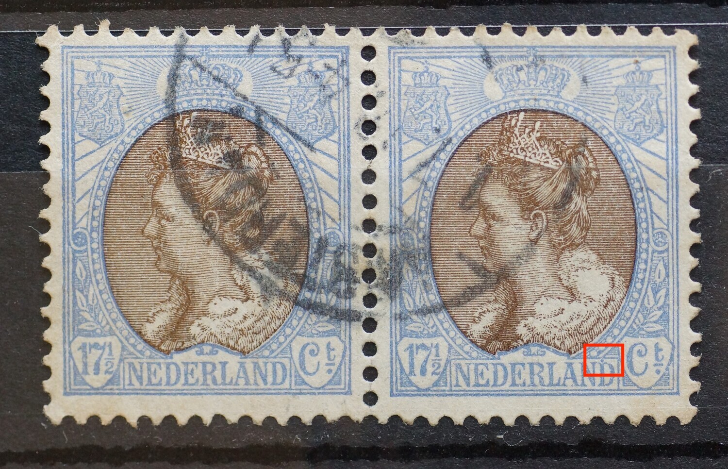 NVPH 67 (paar) - blauwe punt boven de tweede D van NEDERLAND (rechter zegel)