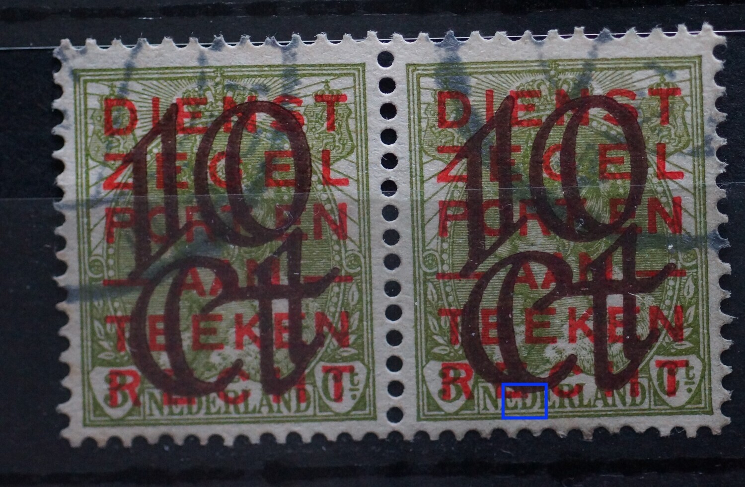 NVPH 132 (paar) - breukje in kaderlijn onder DE van NEDERLAND (rechter zegel)