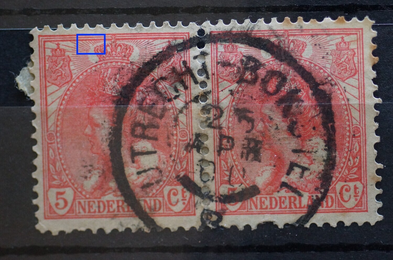 NVPH 60 (paar) - witte stip in de stralen links van kroon (linker zegel)