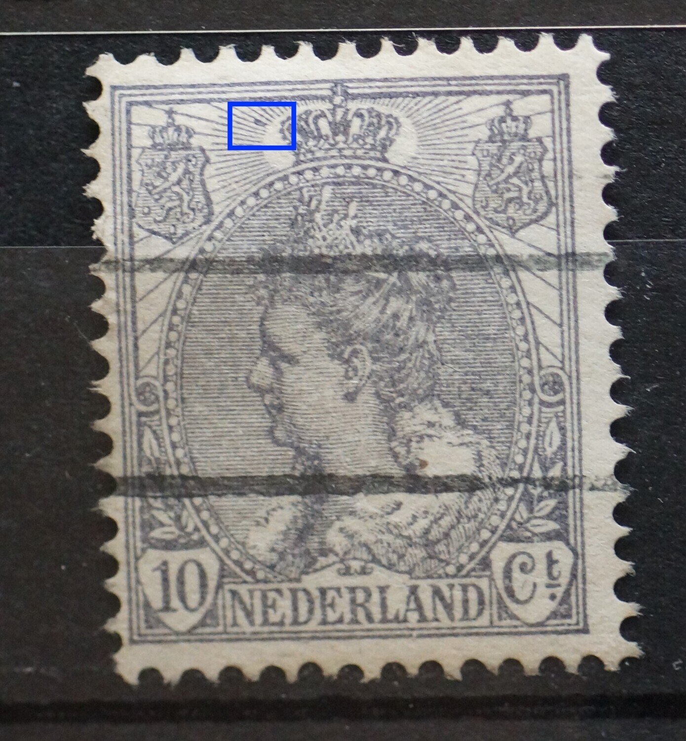 NVPH 81 - grijze vlek tussen kaderlijnen links van kroon NVPH 81 - grijze vlek tussen kaderlijnen links van kroon