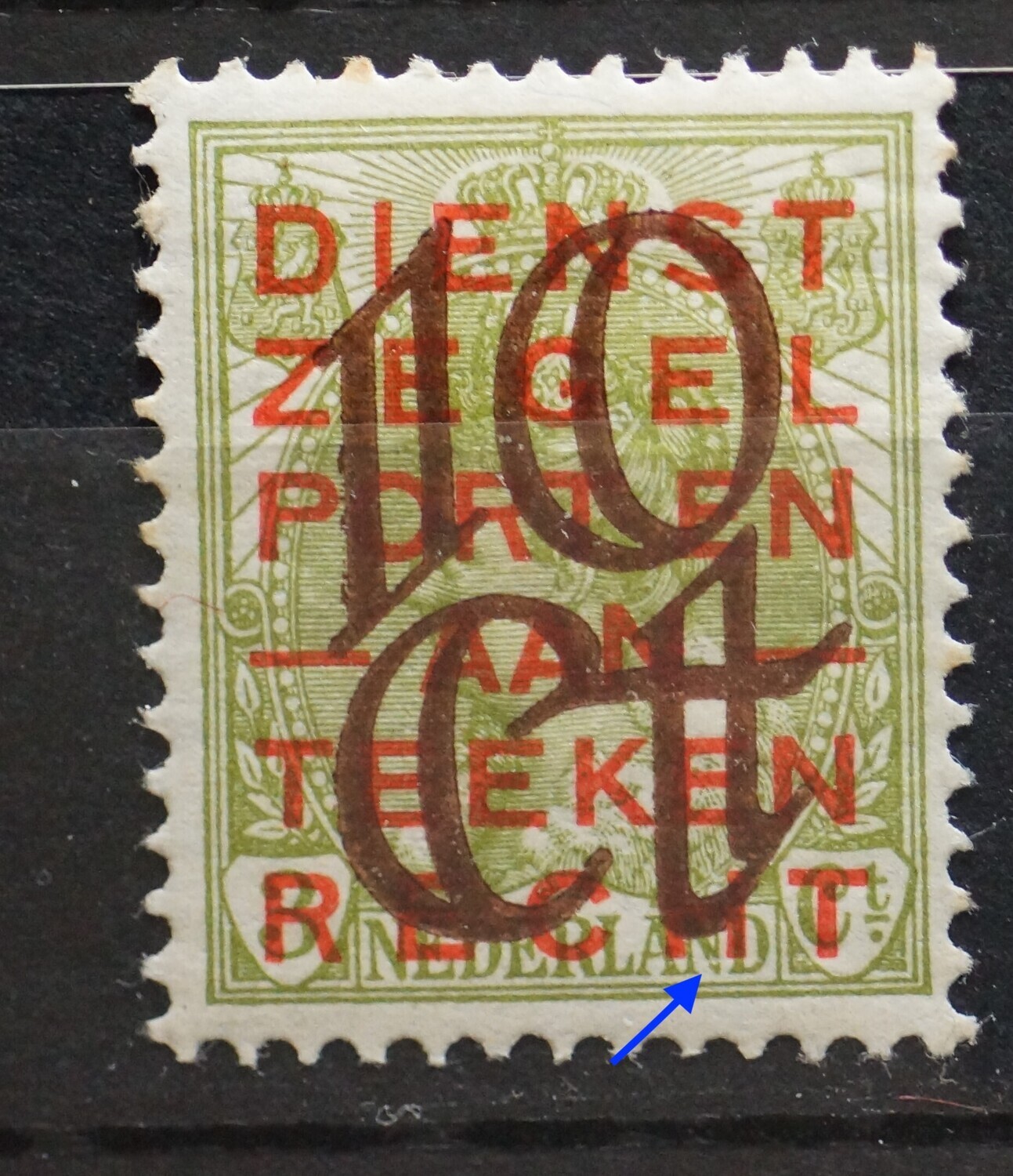 NVPH 132 - breuk in de rechter poot van de tweede E van NEDERLAND