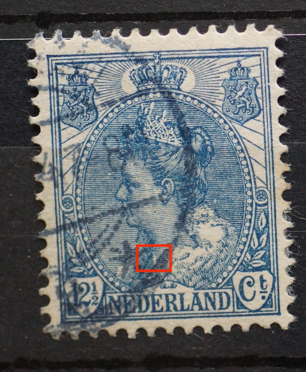 NVPH 63 - verticale witte kras in de hals NVPH 63 - verticale witte kras in de hals