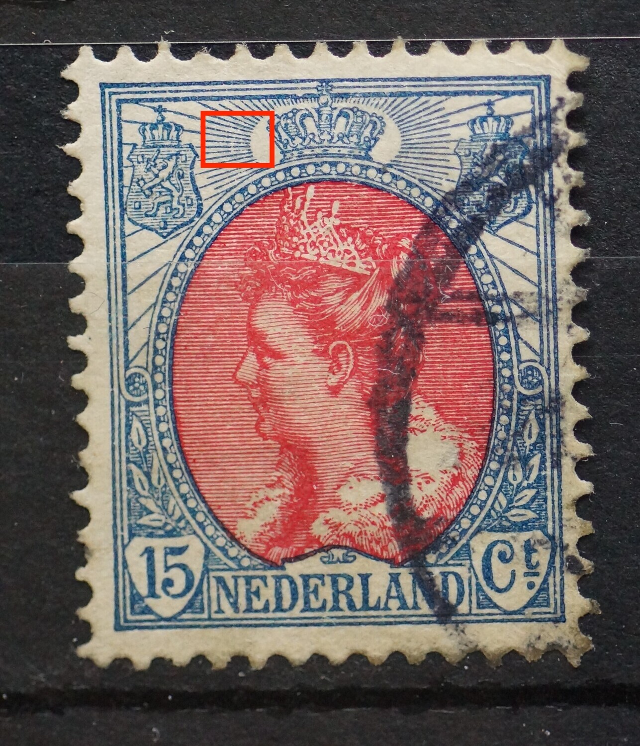 NVPH 65 -gebogen witte kras in stralen links van kroon