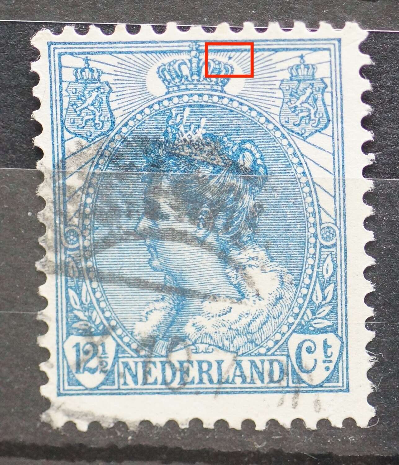 NVPH 63 - blauwe vlek tussen stralen rechts van kroon
