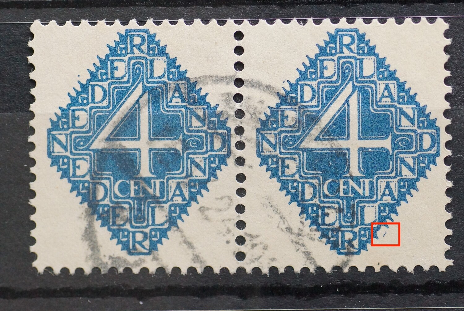 NVPH 113 (paar) - extra blauw streepje rechtsonder het zegelbeeld (rechter zegel)