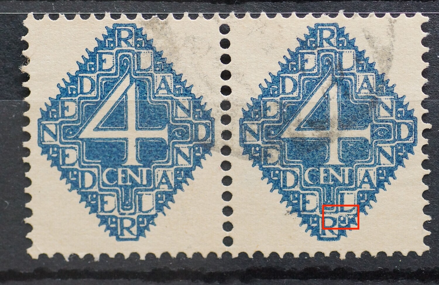 NVPH 113 (paar) - witte vlekken rechts van de R van NEDERLAND (rechter zegel)