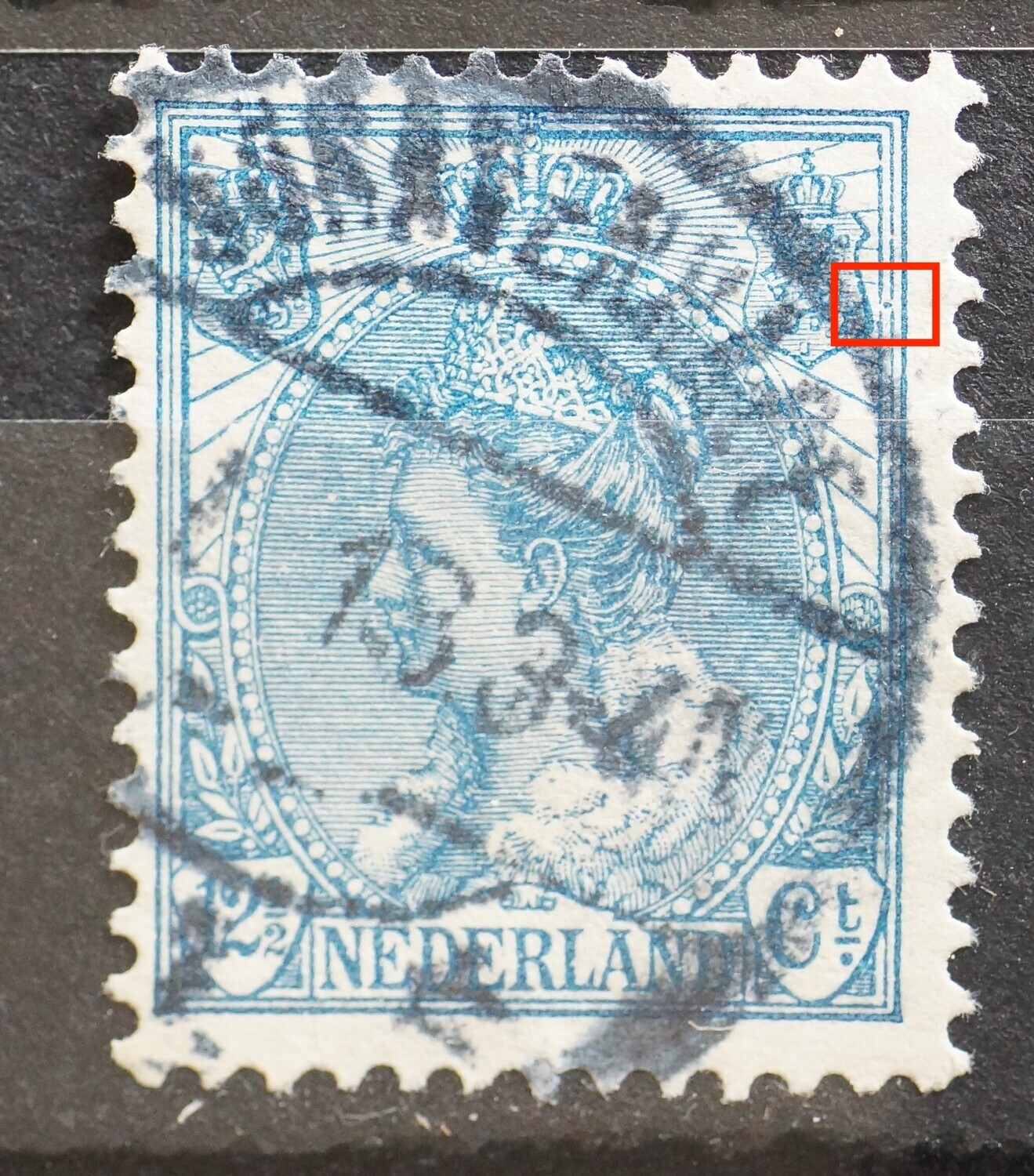 NVPH 63 - o.a. blauwe punt tussen kaderlijnen rechts van rechter wapenschild