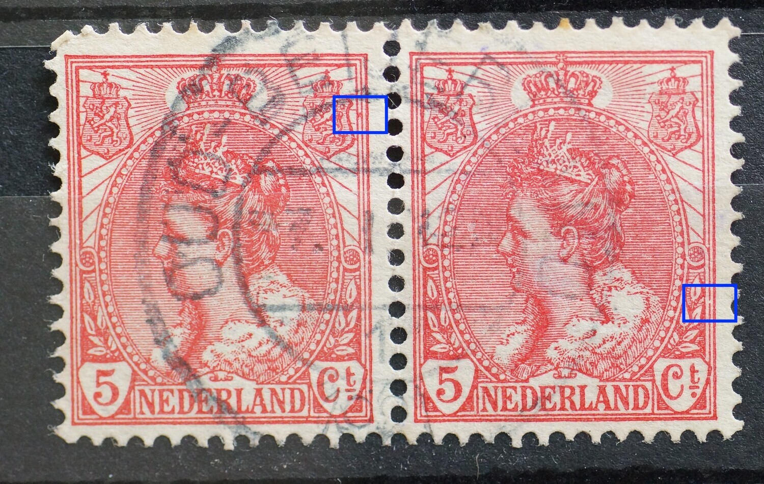 NVPH 60 (paar) - o.a. rode vlek tussen kaderlijnen rechts (linker zegel) en breuk in kaderlijn rechts (rechter zegel)