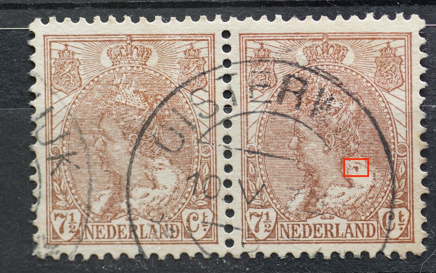 NVPH 61 (paar) - grote bruine vlek in bontkraag (rechter zegel)