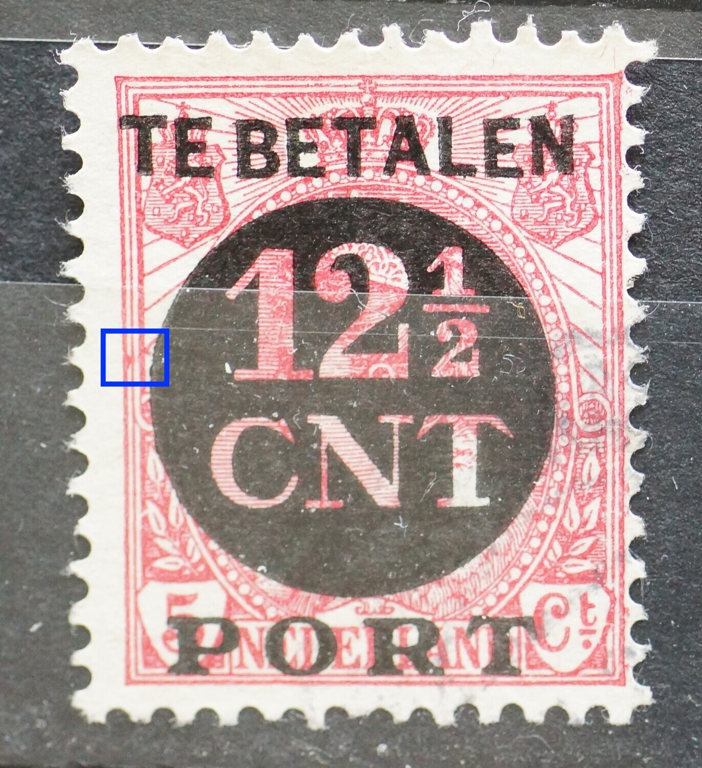 NVPH P68 - rode vlekken boven de linker rozet NVPH P68 - rode vlekken boven de linker rozet