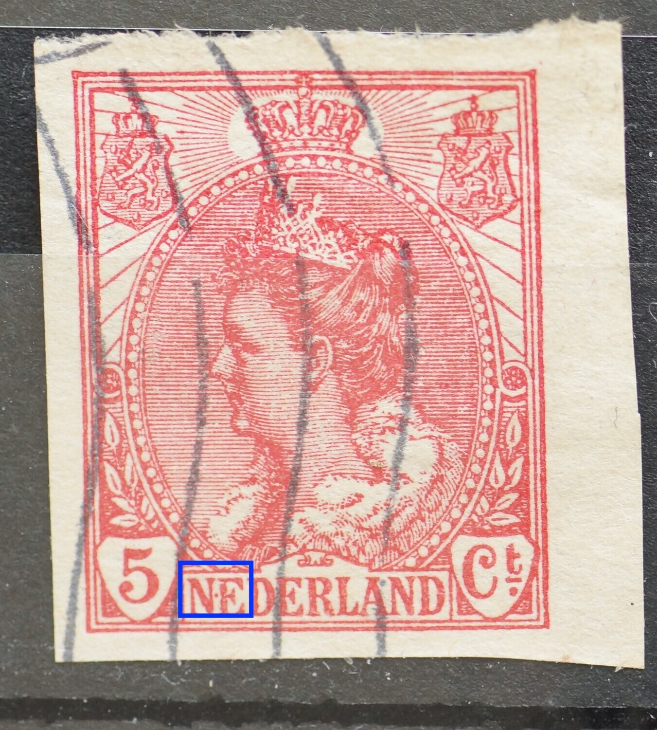 NVPH 82 - rode punt tussen NE van NEDERLAND NVPH 82 - rode punt tussen NE van NEDERLAND