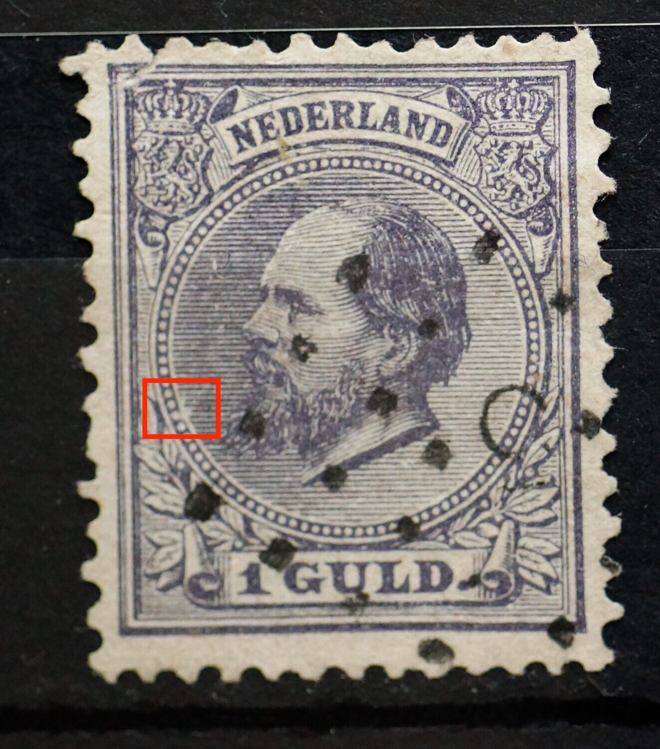 NVPH 28 - arcering links tegen rand medaillon beschadigd NVPH 28 - arcering links tegen rand medaillon beschadigd