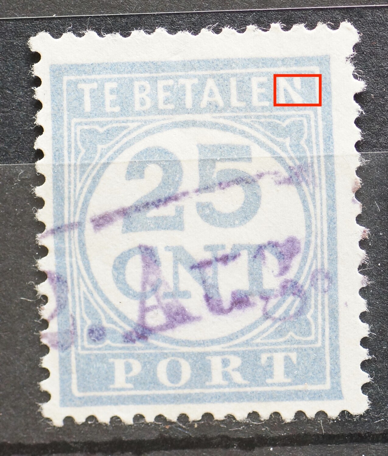 NVPH P77 - gebroken rechter poot van de N van BETALEN