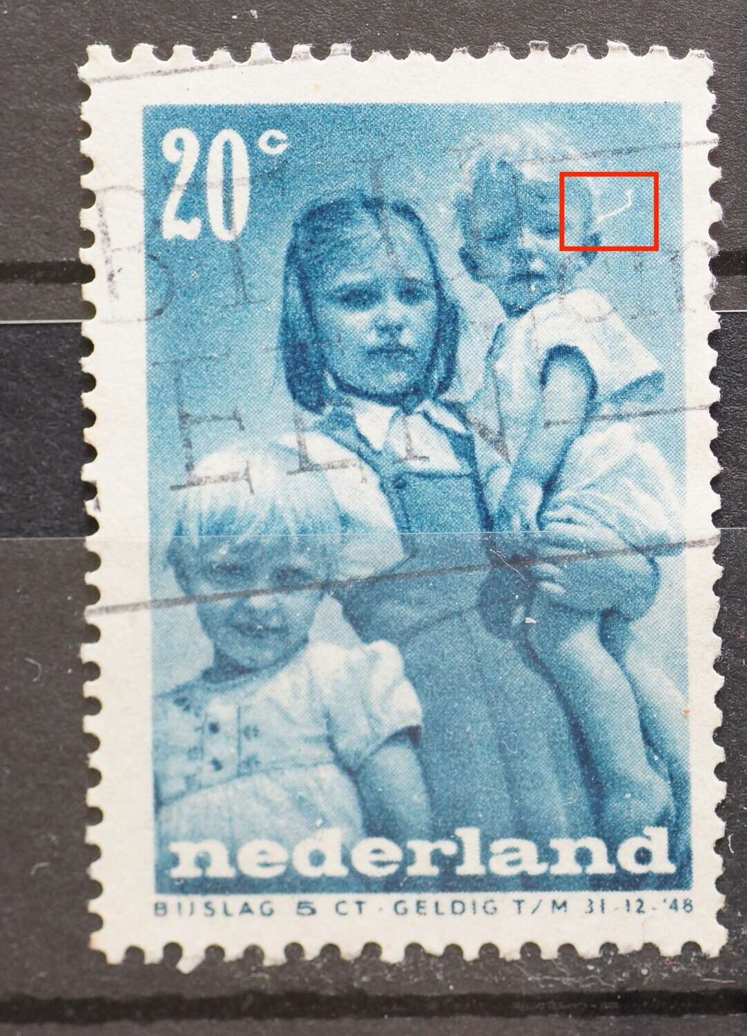 NVPH 499 - witte kras rechts van het hoofd van het kind op de arm