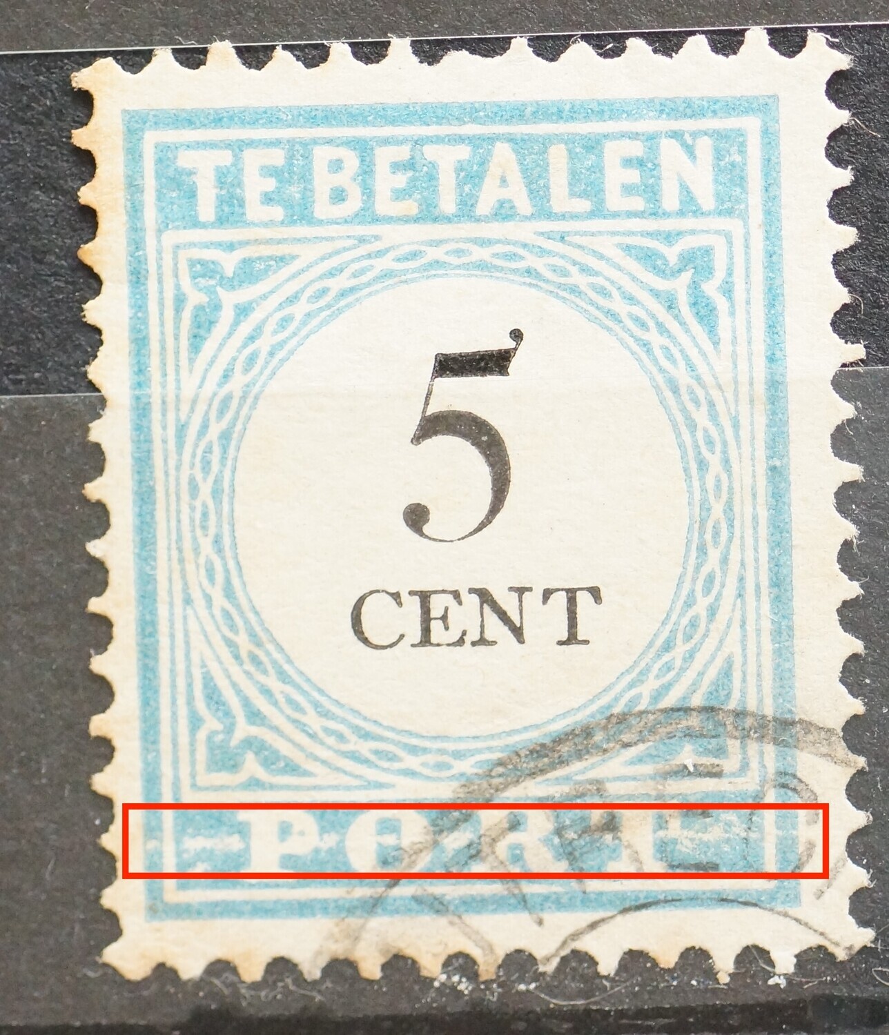 NVPH P6 - brede, witte onderbroken lijn door PORT