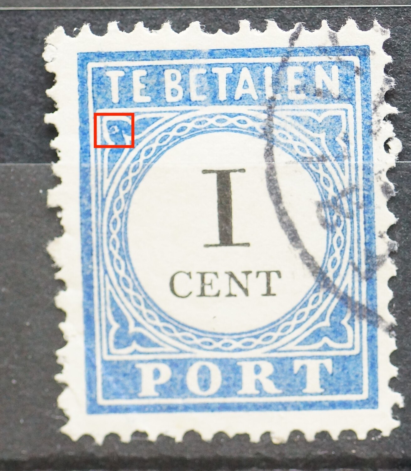 NVPH P14 - blauwe vlek in witte kring in ornament linksboven NVPH P14 - blauwe vlek in witte kring in ornament linksboven