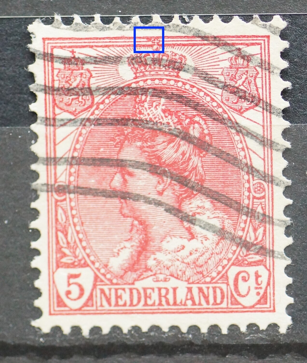 NVPH 60 - rode vlek tussen kaderlijnen links van kroon