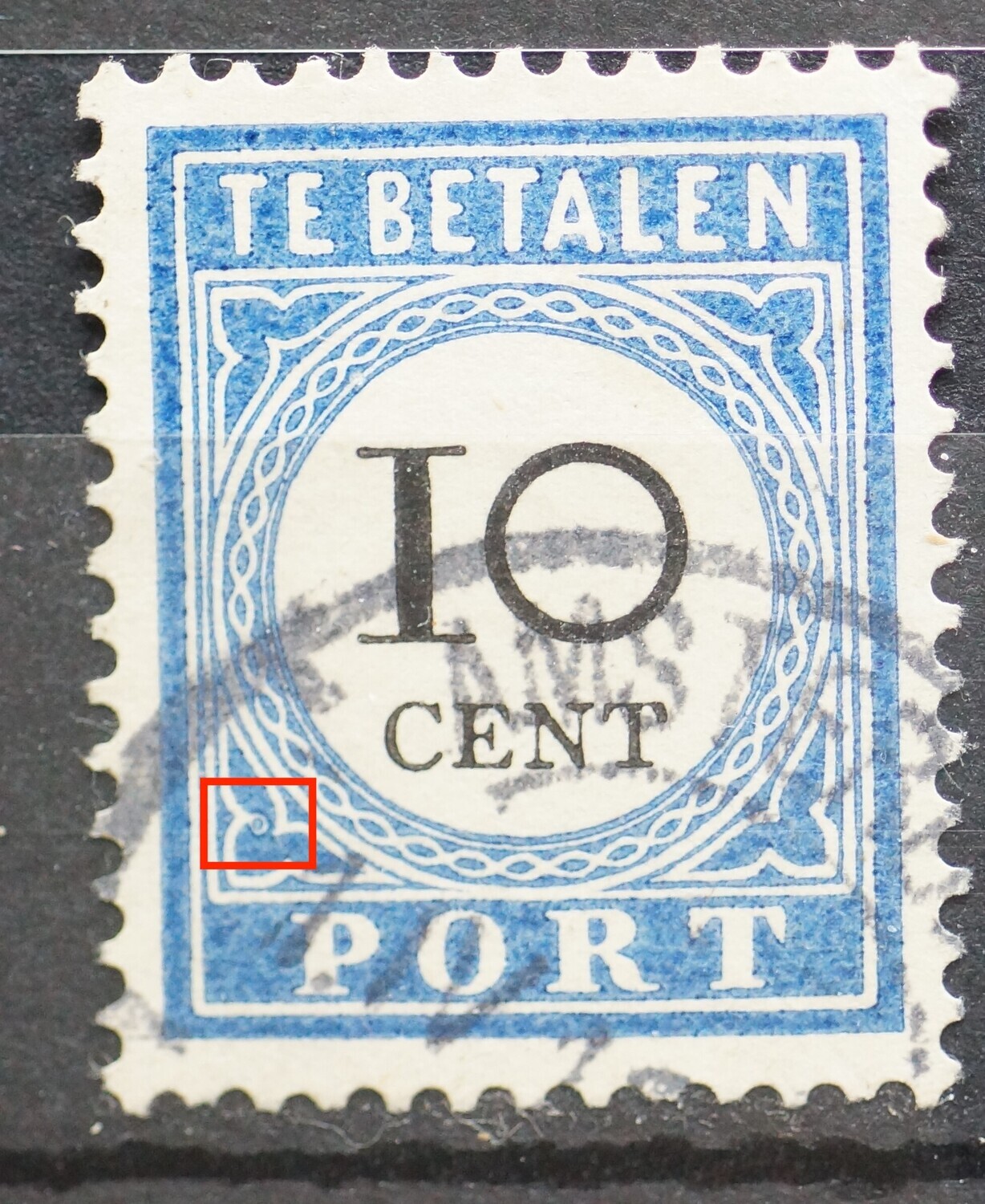 NVPH P22 - blauwe punt in ornament links onder
