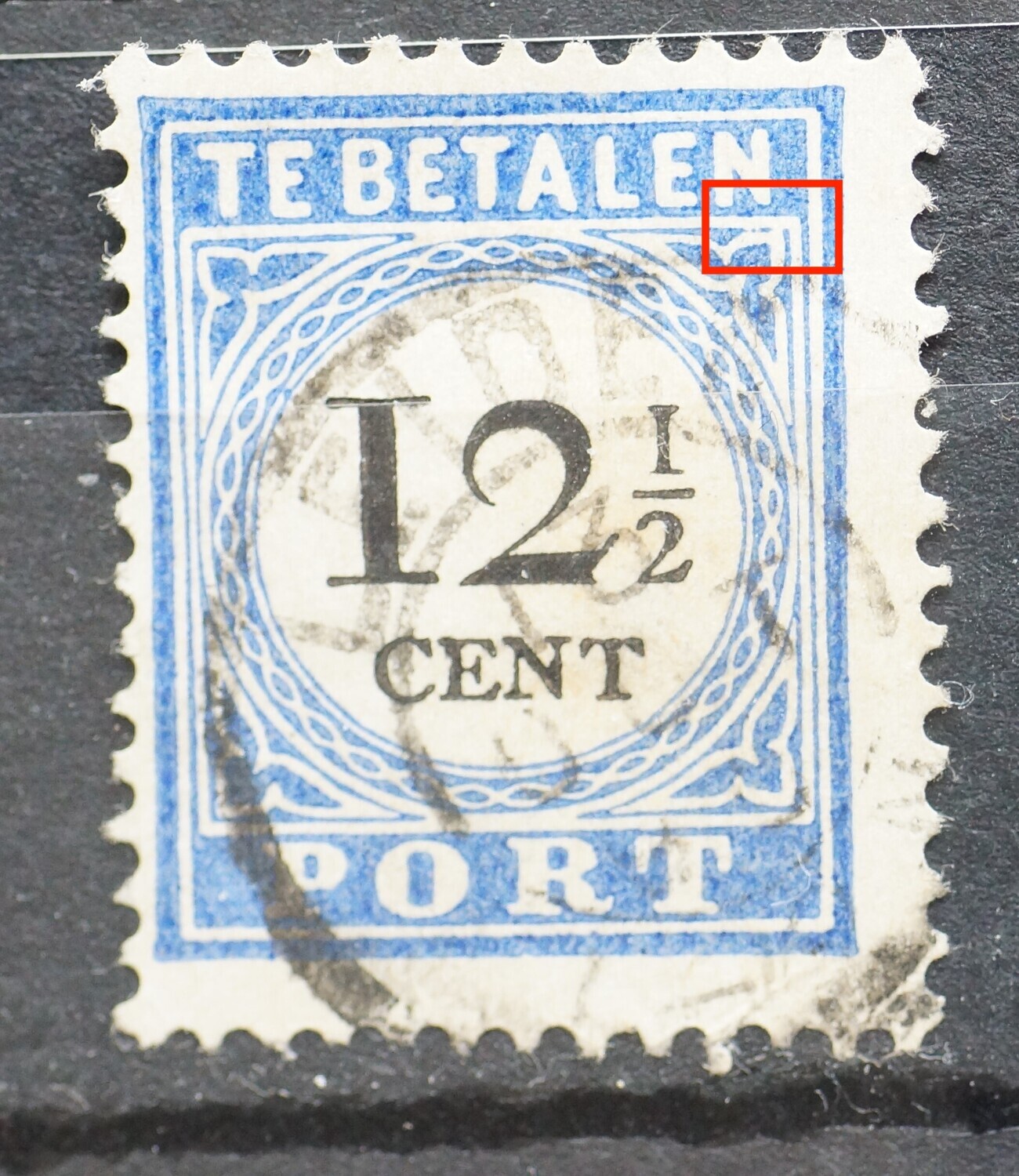 NVPH P23 - verbinding tussen ornament rechtsboven en kaderlijn