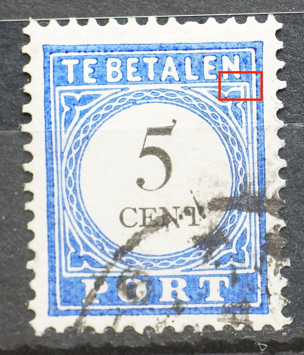 NVPH P19 - verbinding tussen ornament rechtsboven en kaderlijn NVPH P19 - verbinding tussen ornament rechtsboven en kaderlijn