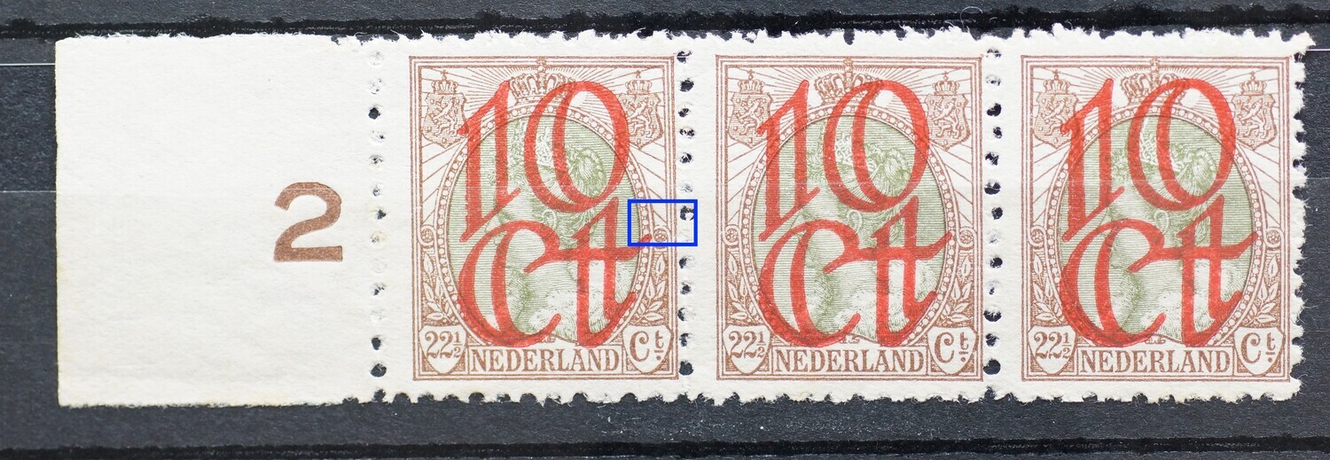 NVPH 120 (strip) - o.a. open bovenzijde rozet (linker zegel)
