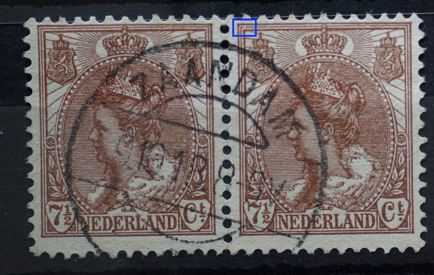 NVPH 61 (paar) - breuk in kaderlijn boven, links (rechter zegel)