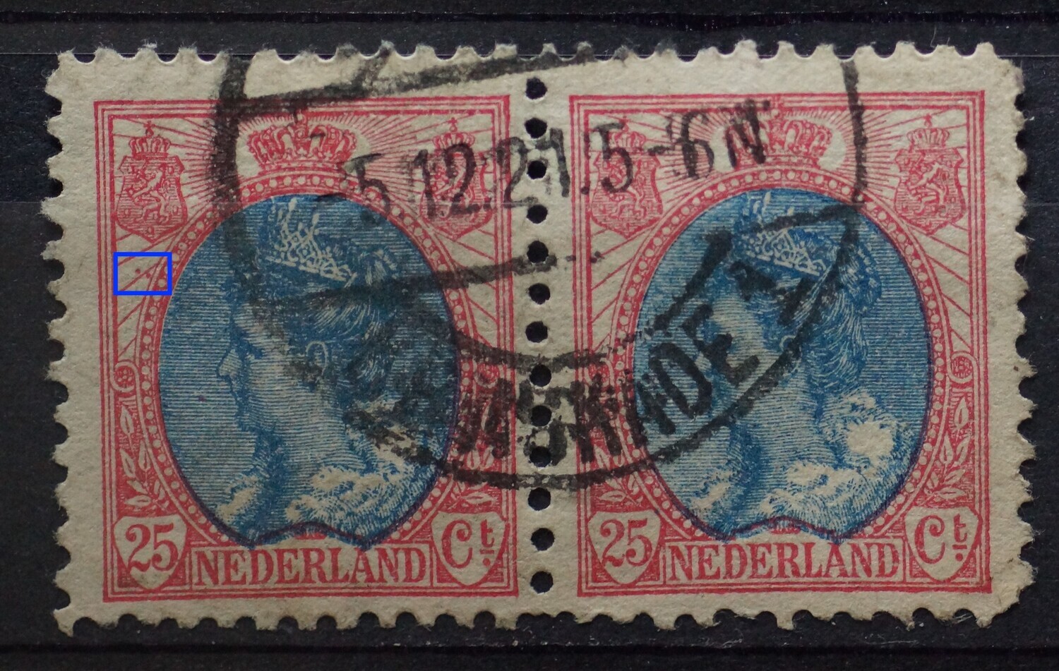 NVPH 71 (paar) - twee rode punten tussen de stralen links (linker zegel)