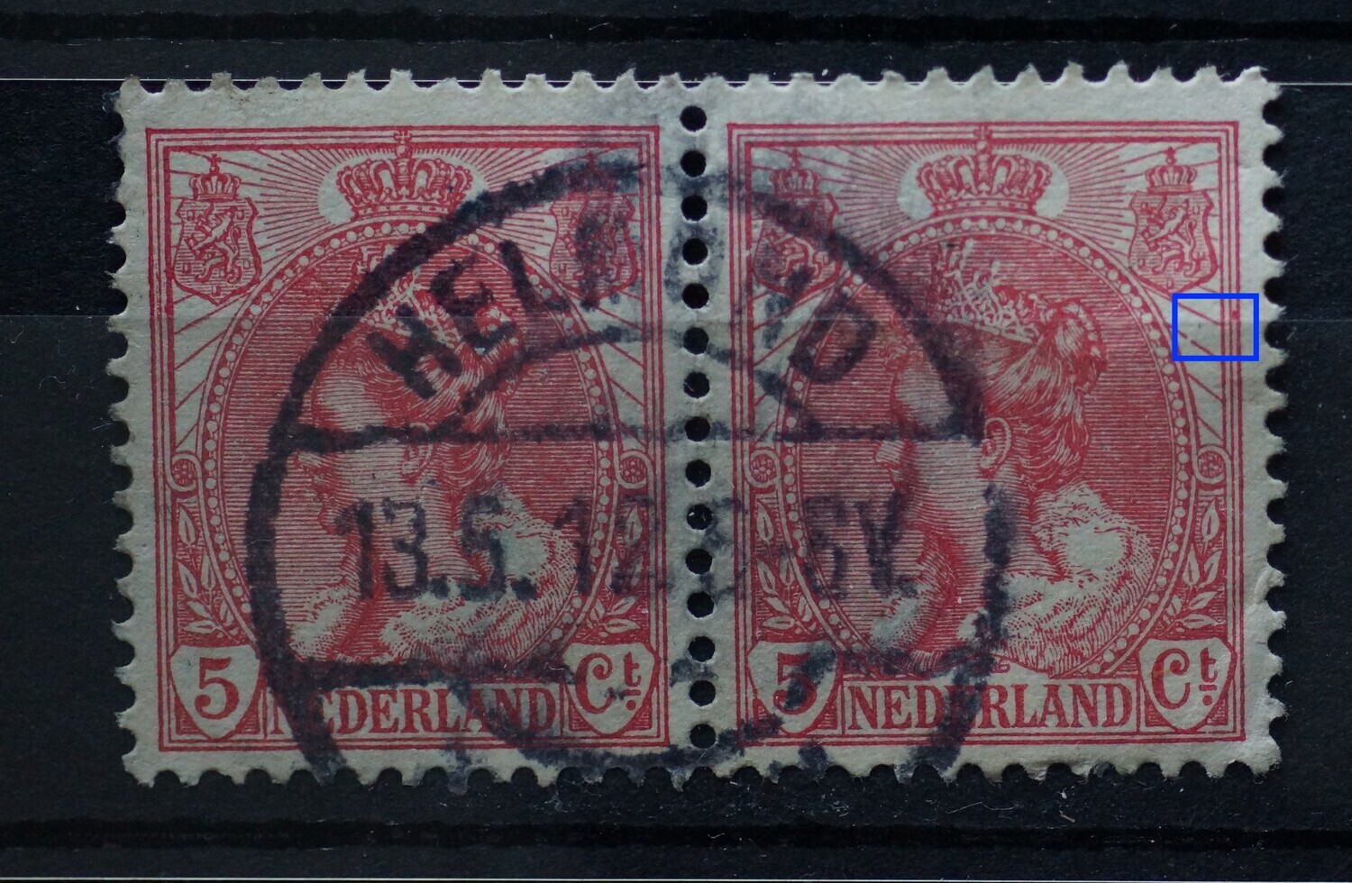 NVPH 60 (paar) - o.a. breuk in straal en rode vlek tussen kaderlijnen rechts (rechter zegel)