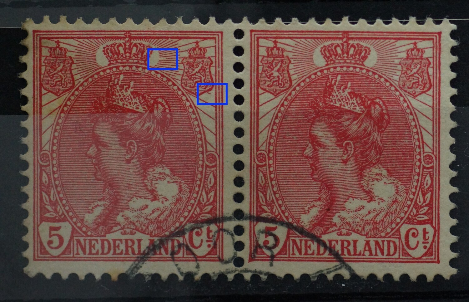 NVPH 60 (paar) - o.a. breuk in straal rechts (linker zegel)