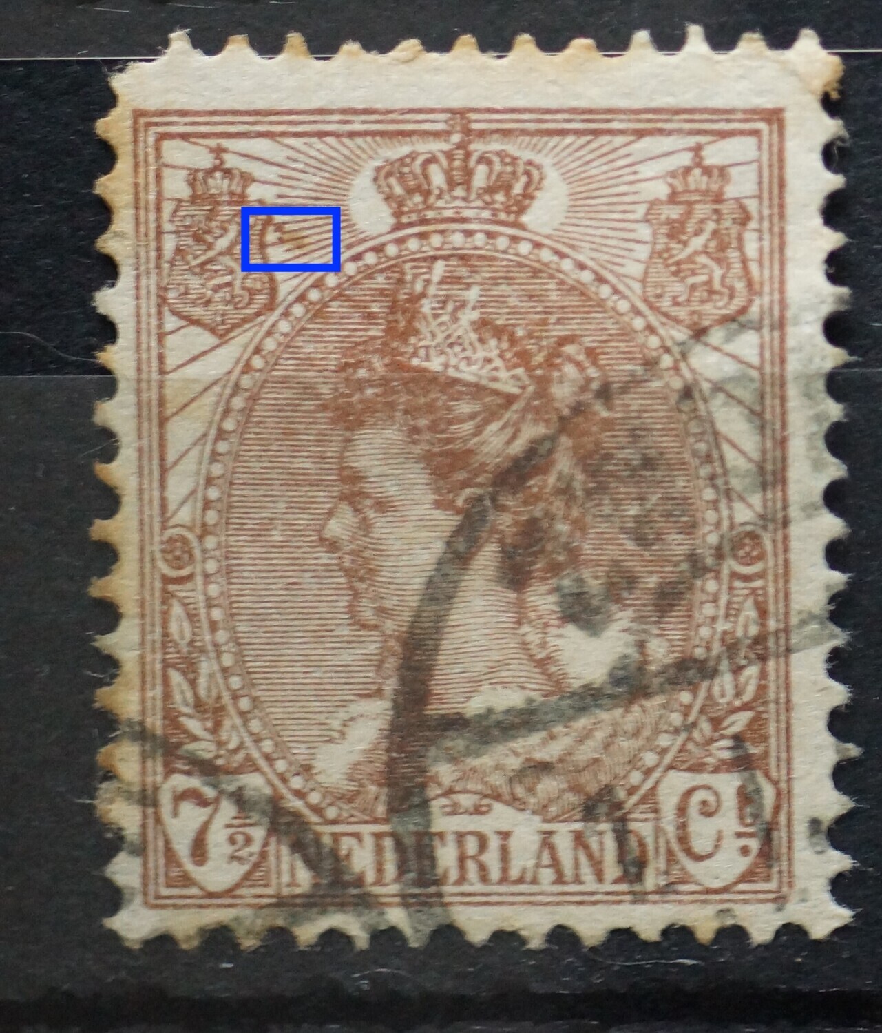 NVPH 61 - bruine vlek naast linker wapenschild NVPH 61 - bruine vlek naast linker wapenschild