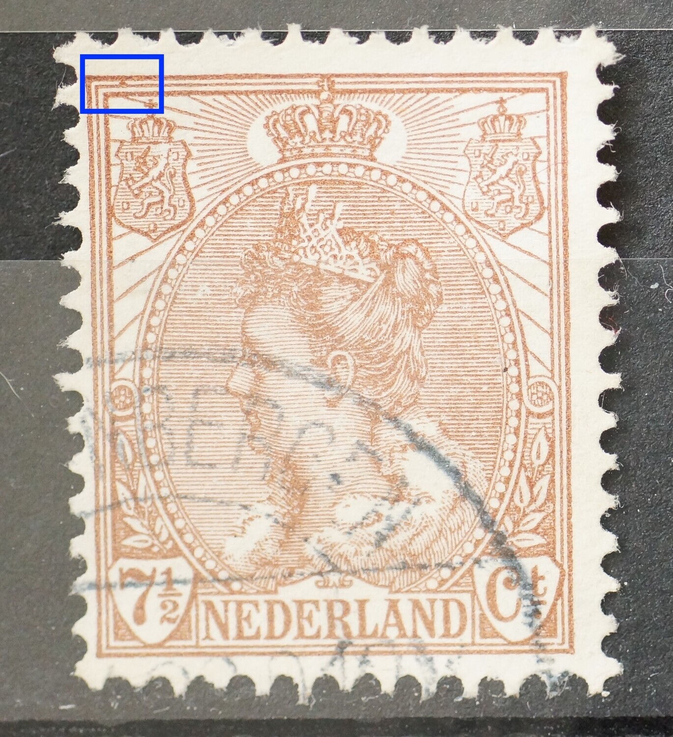 NVPH 61 - bruine punt boven linker wapenschild