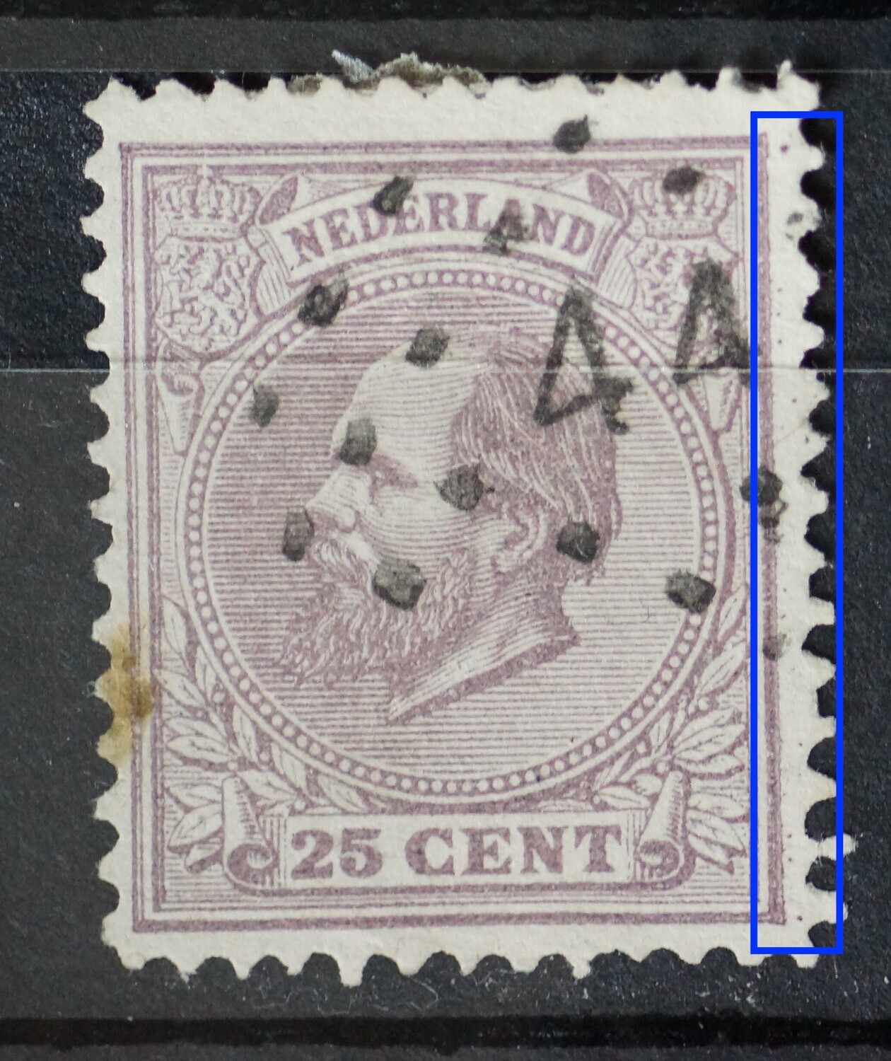NVPH 26 - veel violette stippen buiten het zegelbeeld rechts