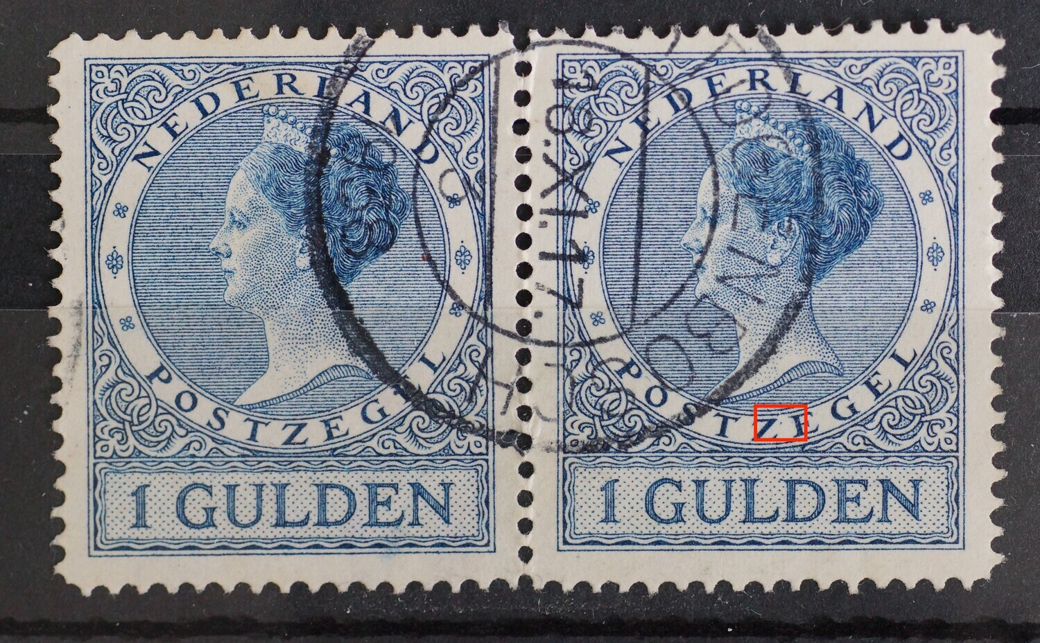 NVPH 163 (paar) - blauwe punt achter de Z van POSTZEGEL (rechter zegel)