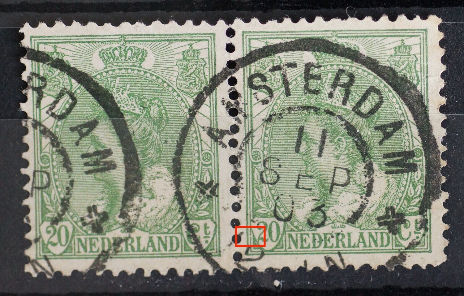 NVPH 68 (paar) - breuk in kaderlijn links voor 20 (rechter zegel)