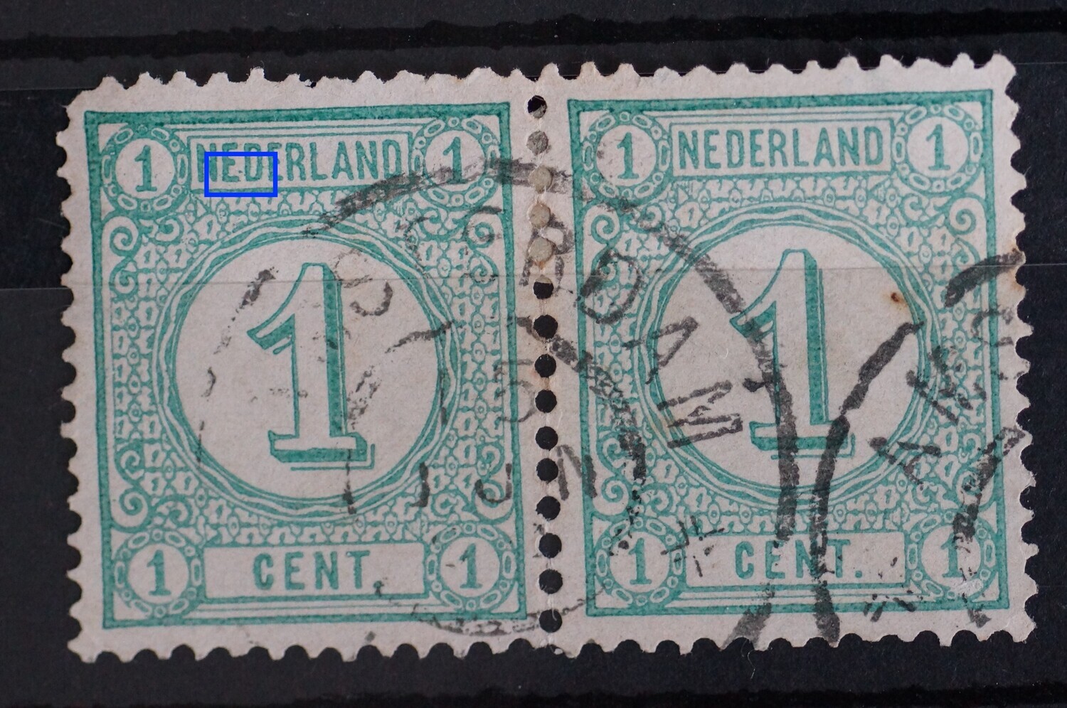 NVPH 31 (paar) - groene stip tussen ED van NEDERLAND (linker zegel)