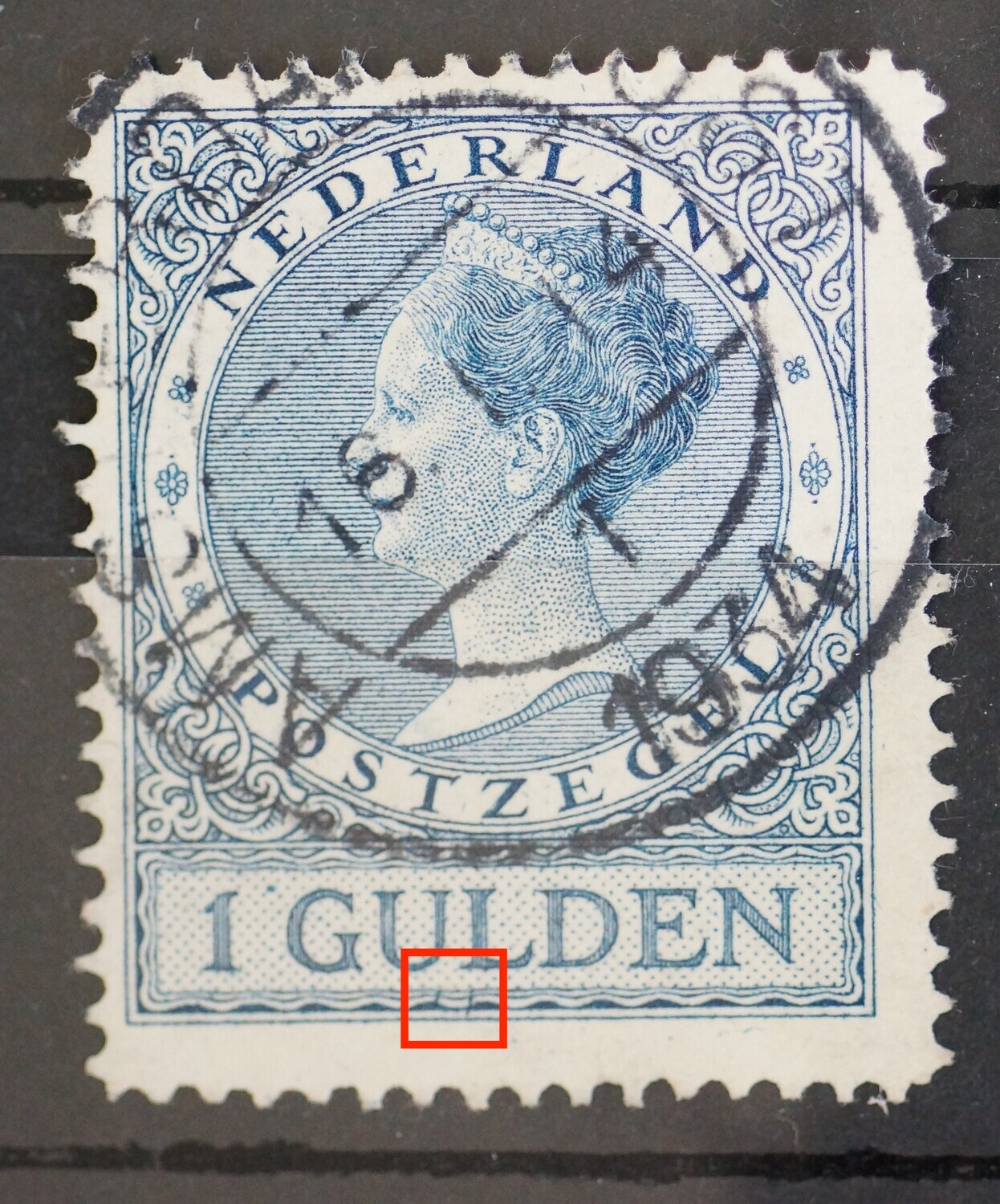 NVPH 163 - twee verticale blauwe streepjes onder UL van GULDEN