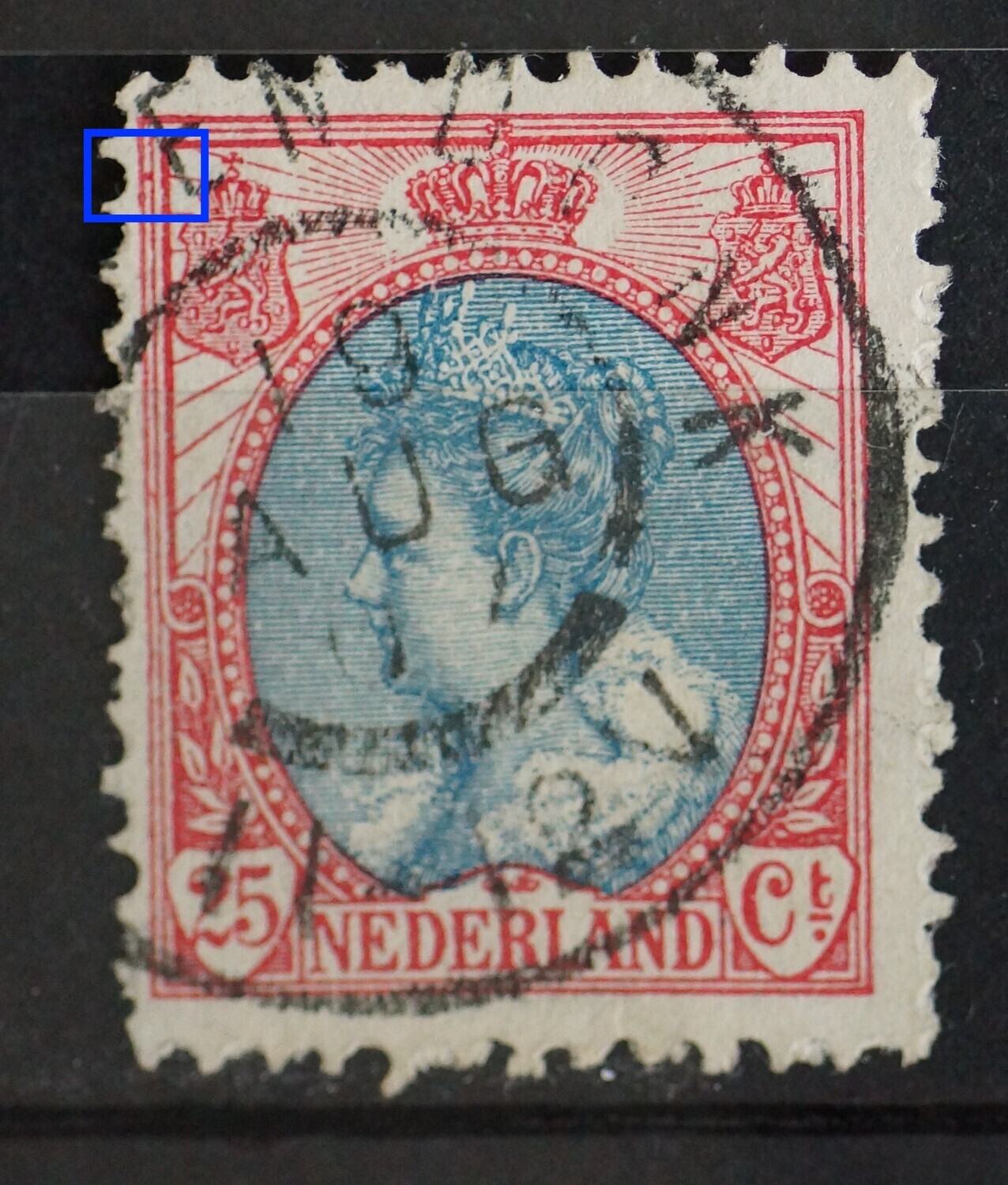 NVPH 71 - rode punt tussen de kaderlijnen bij linker wapenschild