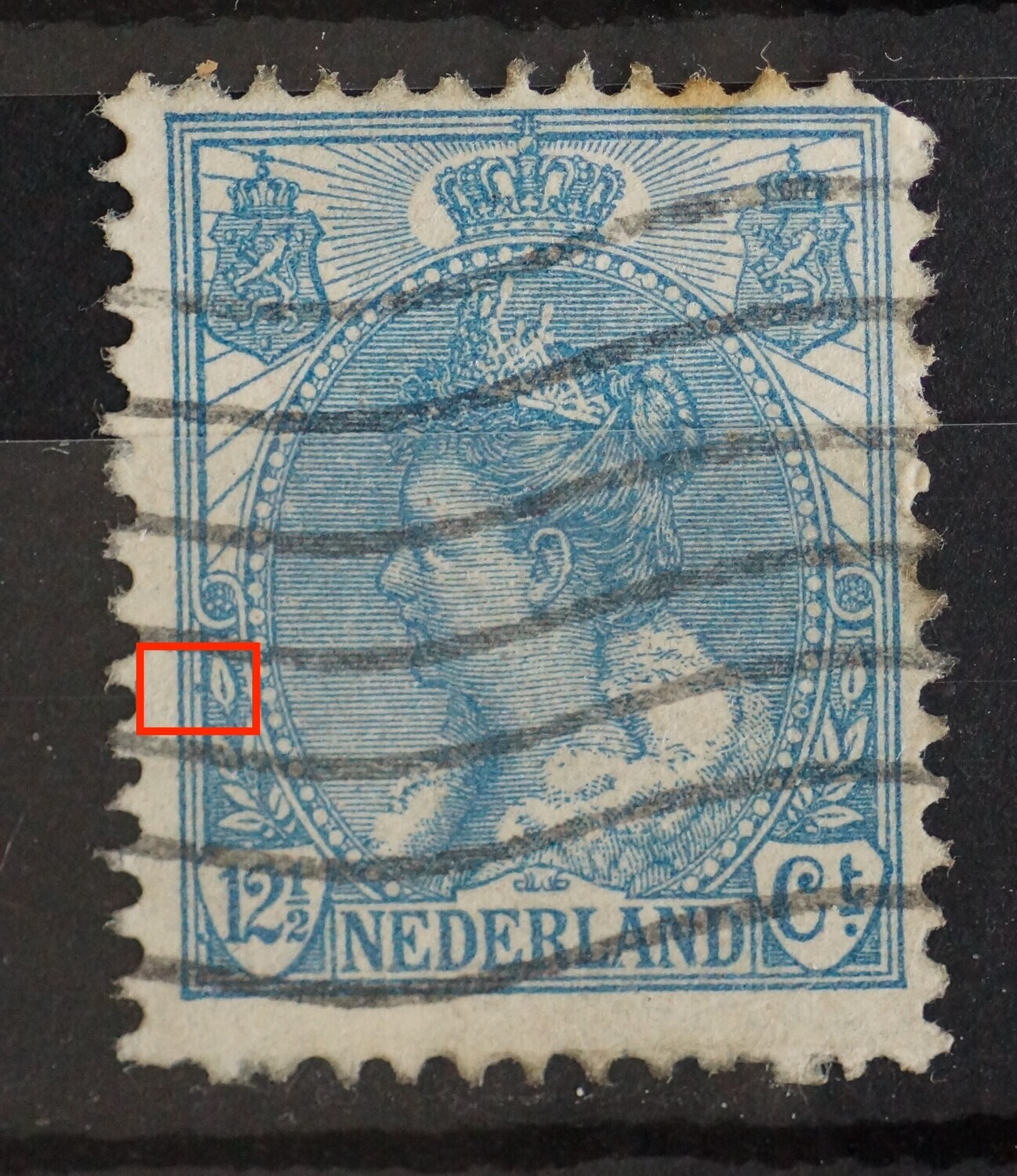 NVPH 63 - blauwe punt tussen kaderlijnen bij bovenste blad links