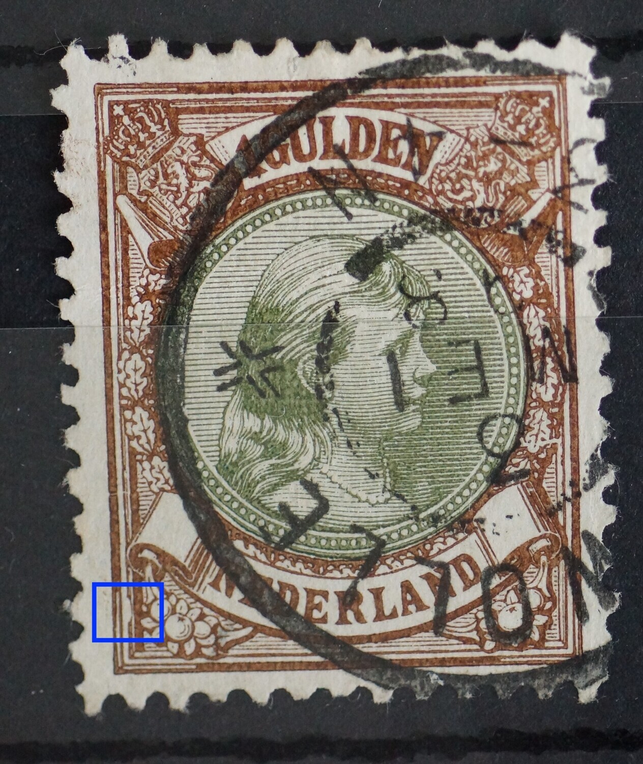 NVPH 46 - breuk in kaderlijn links onder bij ornament, witte kras vanuit kaderlijn rechts (onderste eikenblad)
