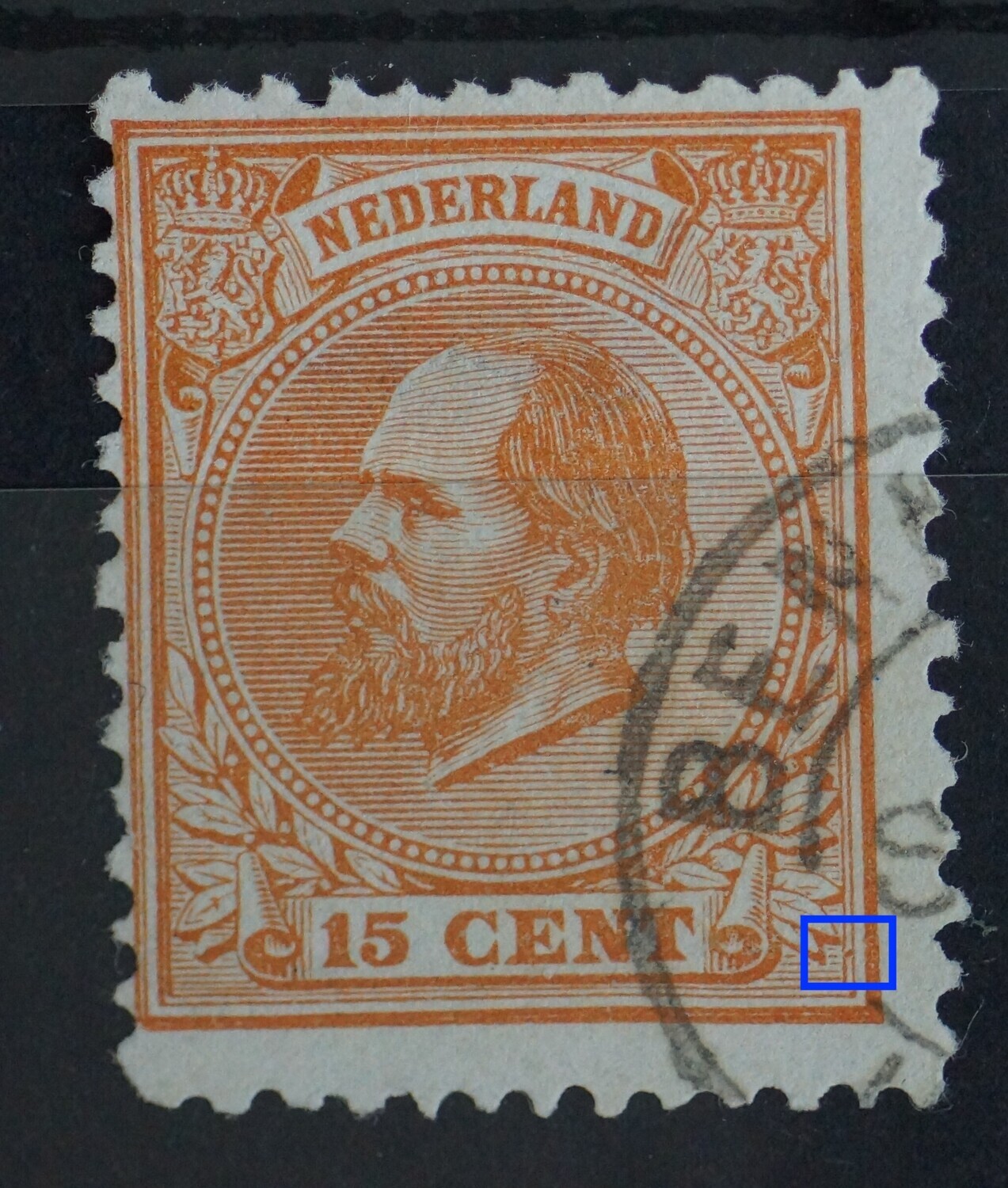 NVPH 23 - bruine stip tussen kaderlijnen rechts, onder