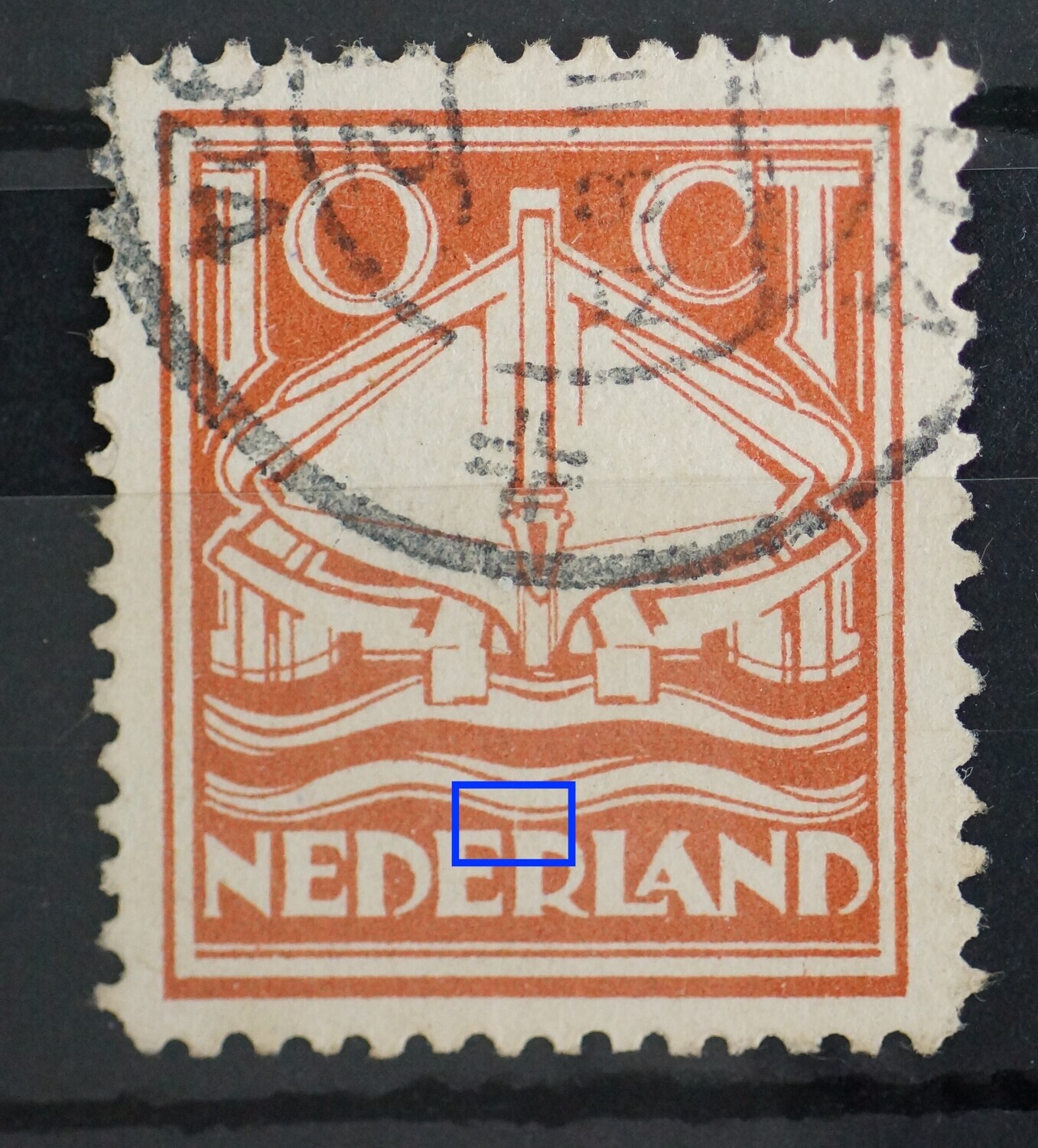 NVPH 140 - verticaal wit streepje boven deR van NEDERLAND