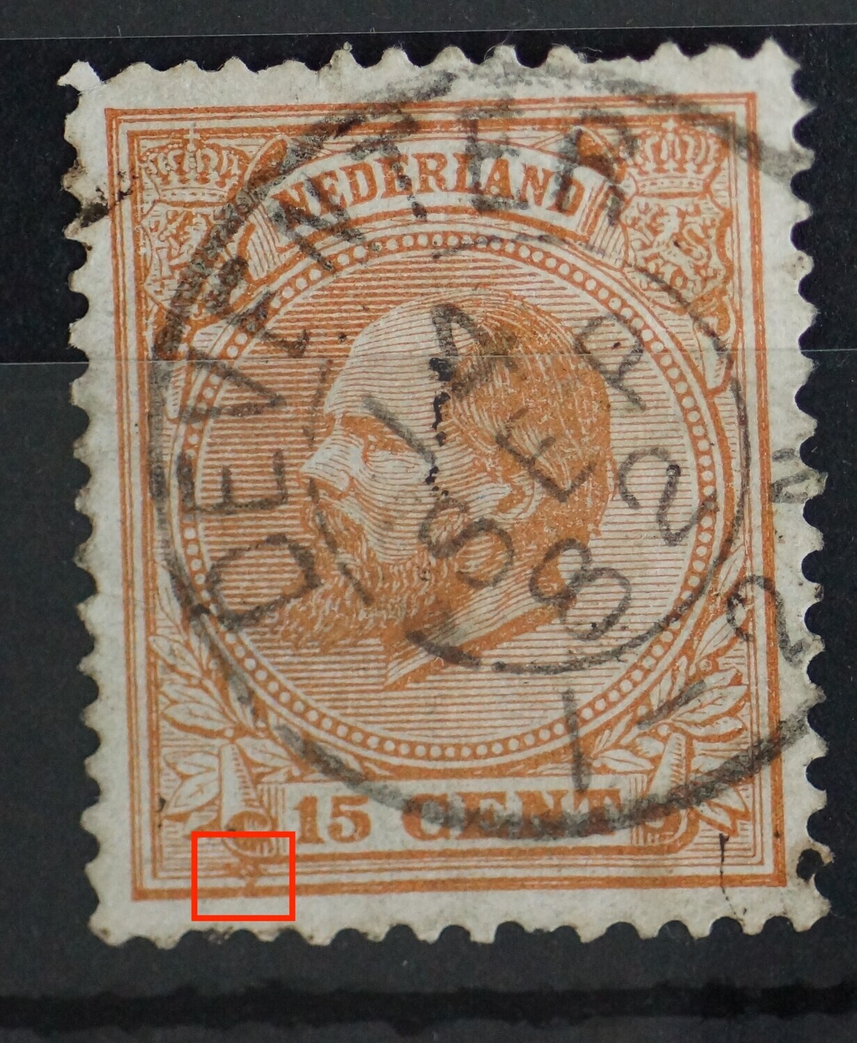 NVPH 23 - grote bruine vlek onder de krul links van 15 NVPH 23 - grote bruine vlek onder de krul links van 15