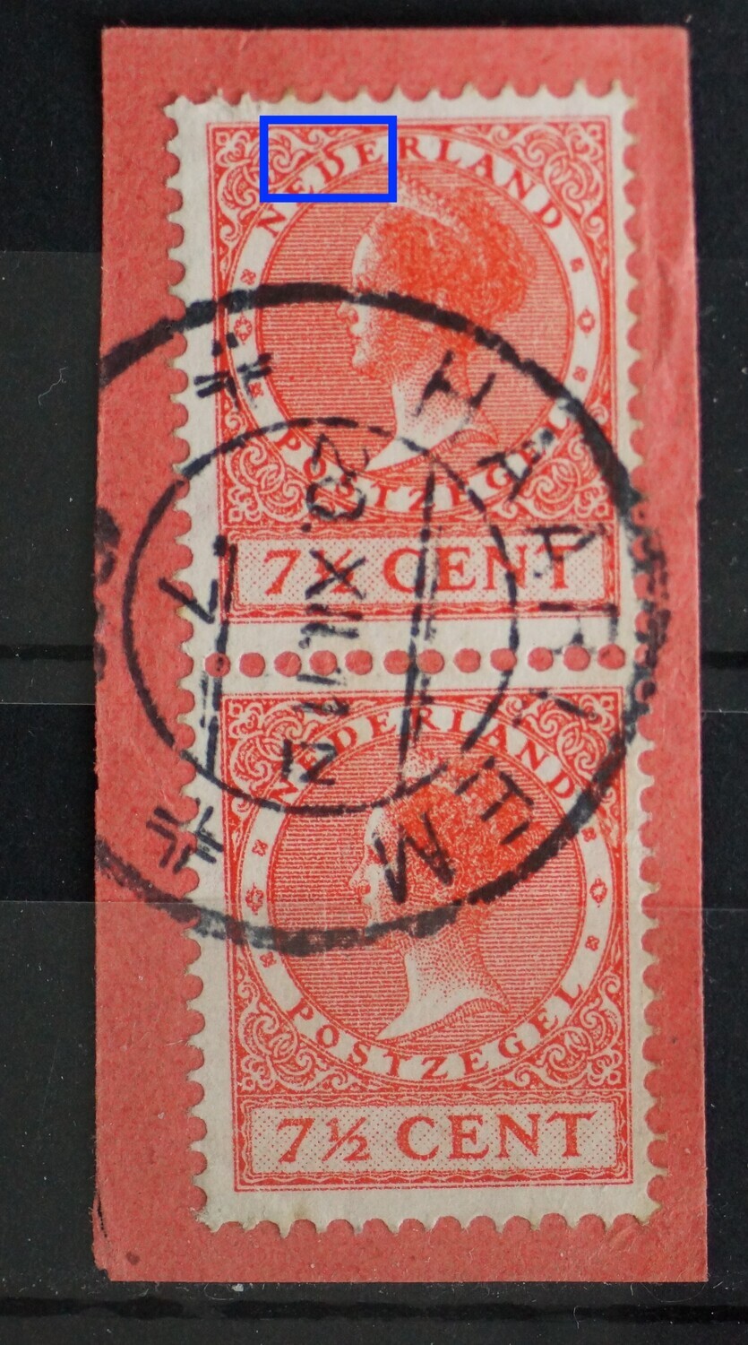 NVPH 180 (paar) - rode vlek bovenaan eerste D van NEDERLAND (bovenste zegel)