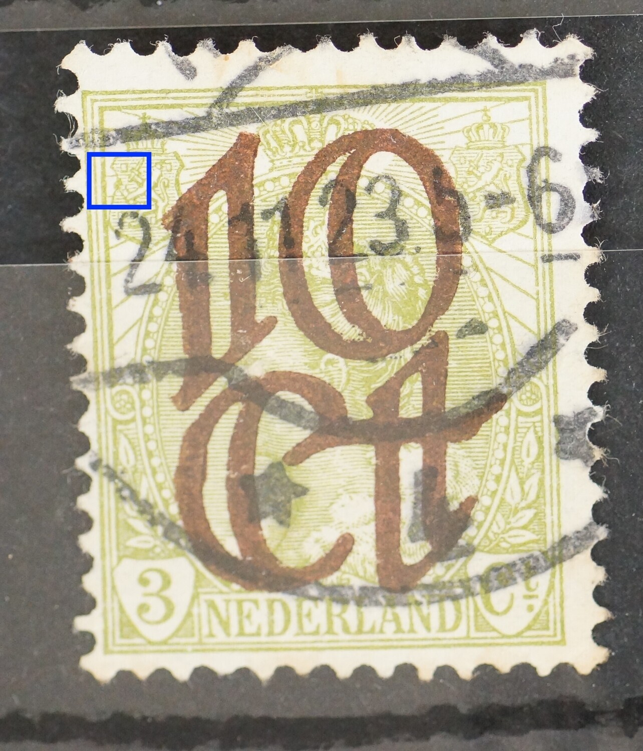 NVPH 116 - groene vlek boven de pijlenbundel in het linker wapenschild